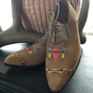 Durango leather embroidered shoes